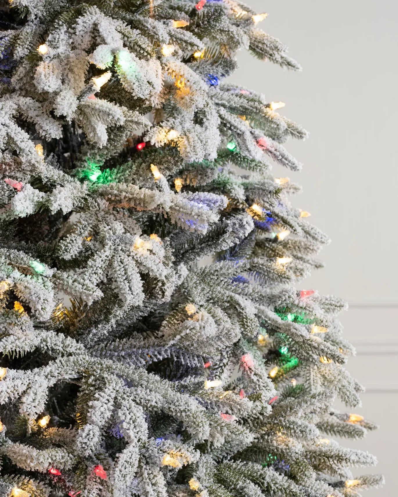 Árvore Natal Nevada Luxo com LEDs, Efeito Neve, Ramos Volumosos