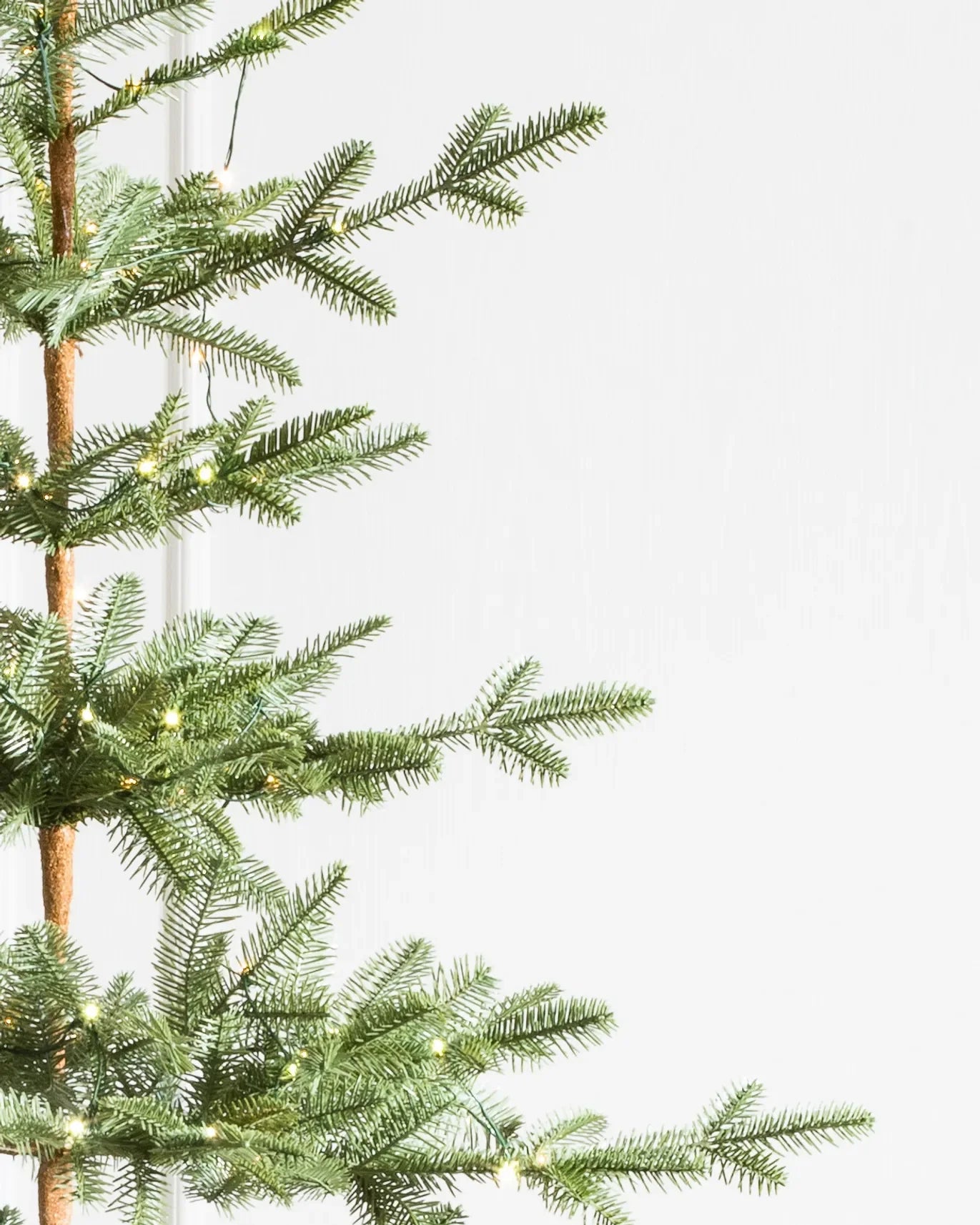 Árvore de Natal Luxuosa Vale dos Pinheiros com LED, Galhos Densos, Iluminação Quente