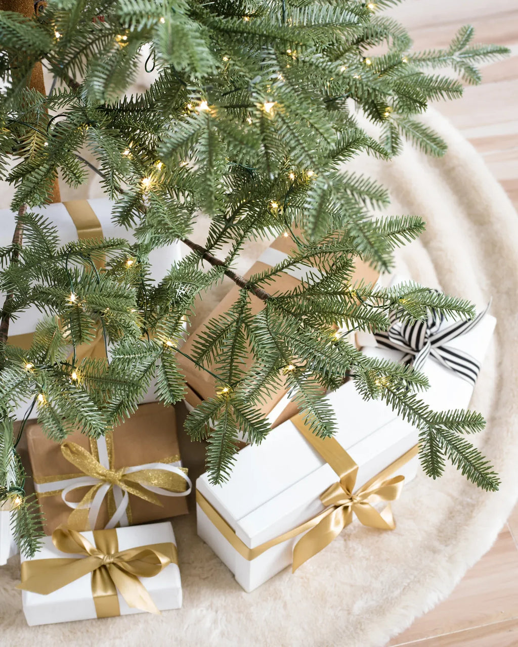 Árvore de Natal Luxuosa Vale dos Pinheiros com LED, Galhos Densos, Iluminação Quente
