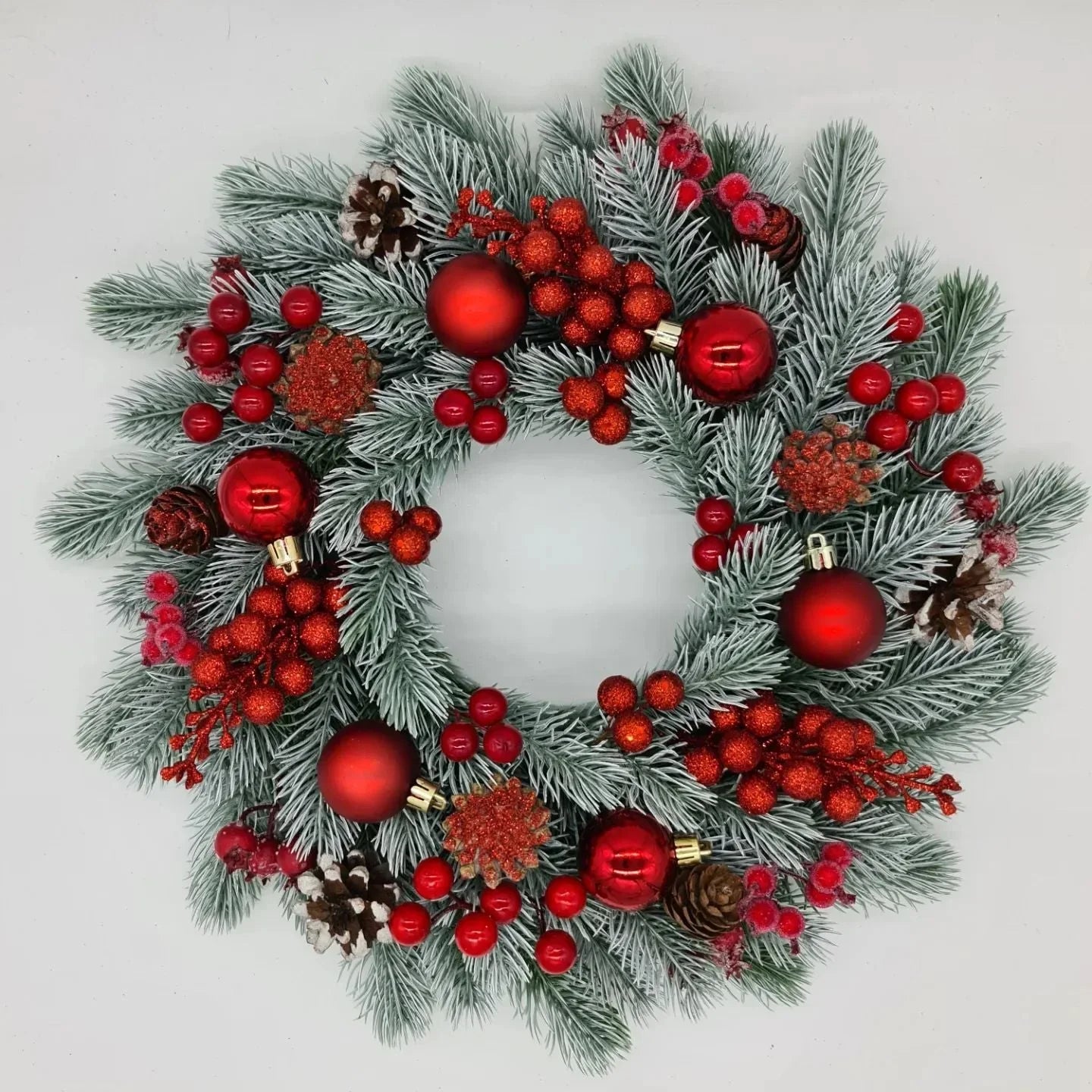 Guirlanda Natalina Premium 60cm com Luzes LED e Pinhas Porta Festiva