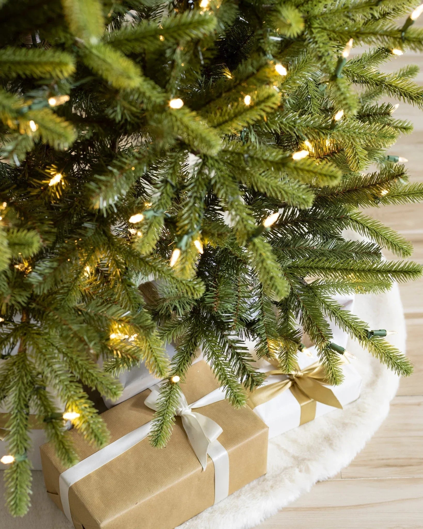 Árvore de Natal Luxuosa com LEDs Integrados, Galhos Realistas e Fácil Montagem