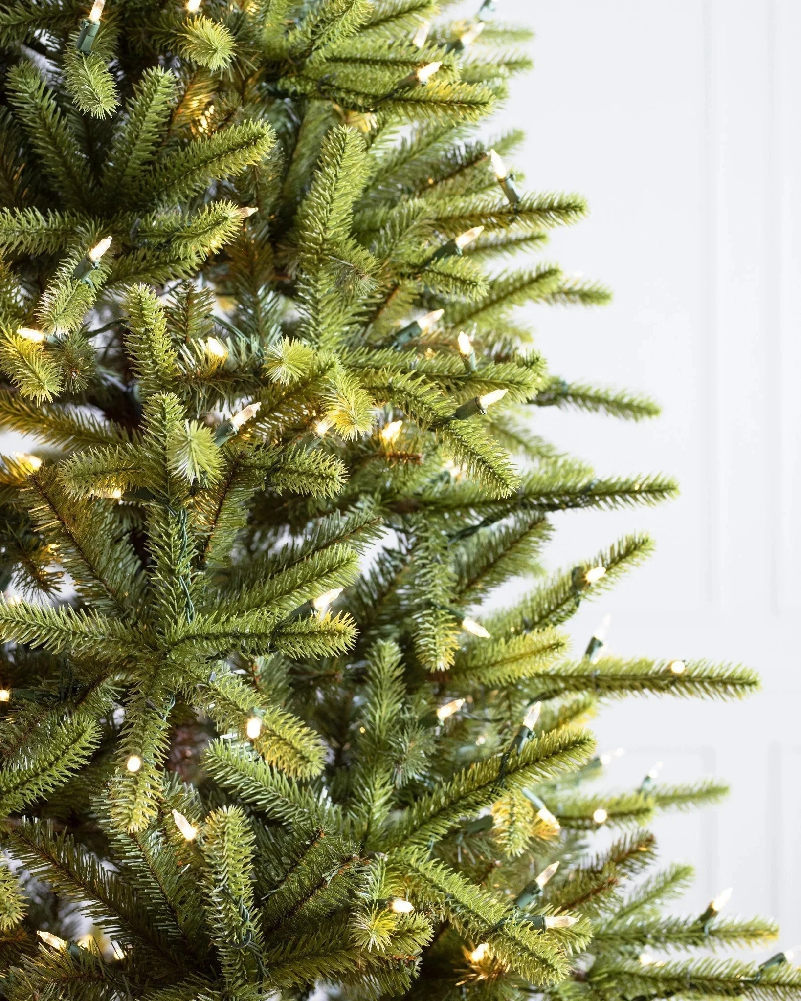 Árvore de Natal Luxuosa com LEDs Integrados, Galhos Realistas e Fácil Montagem